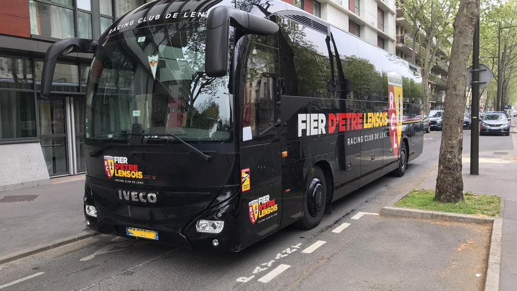 Le car du RC Lens tagué à Paris