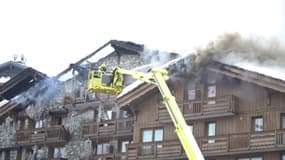 L'hôtel des Grandes Alpes, à Courchevel 1850 (Savoie) le mercredi 28 janvier, en proie à un impressionnant incendie depuis la veille au soir.