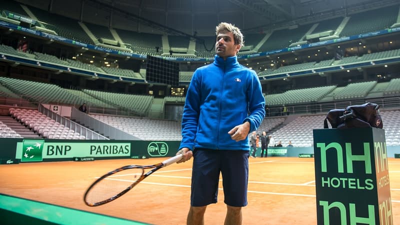Arnaud Clément sur le court en terre battue du stade Pierre-Mauroy