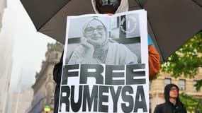 Un manifestant appelle pour la libération de Rumeysa Ozturk, étudiante turque pro-palestinienne interpellée en vue de son expulsion, le 6 mai 2025, à New York