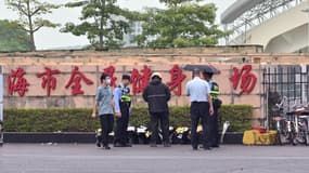 Un livreur dépose des bouquets de fleurs sur un mémorial improvisé à l'extérieur du centre sportif de Zhuhai, dans la province de Guangdong (sud de la Chine), le 13 novembre 2024.