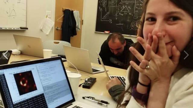 Katie Bouman découvrant l'image du trou noir.