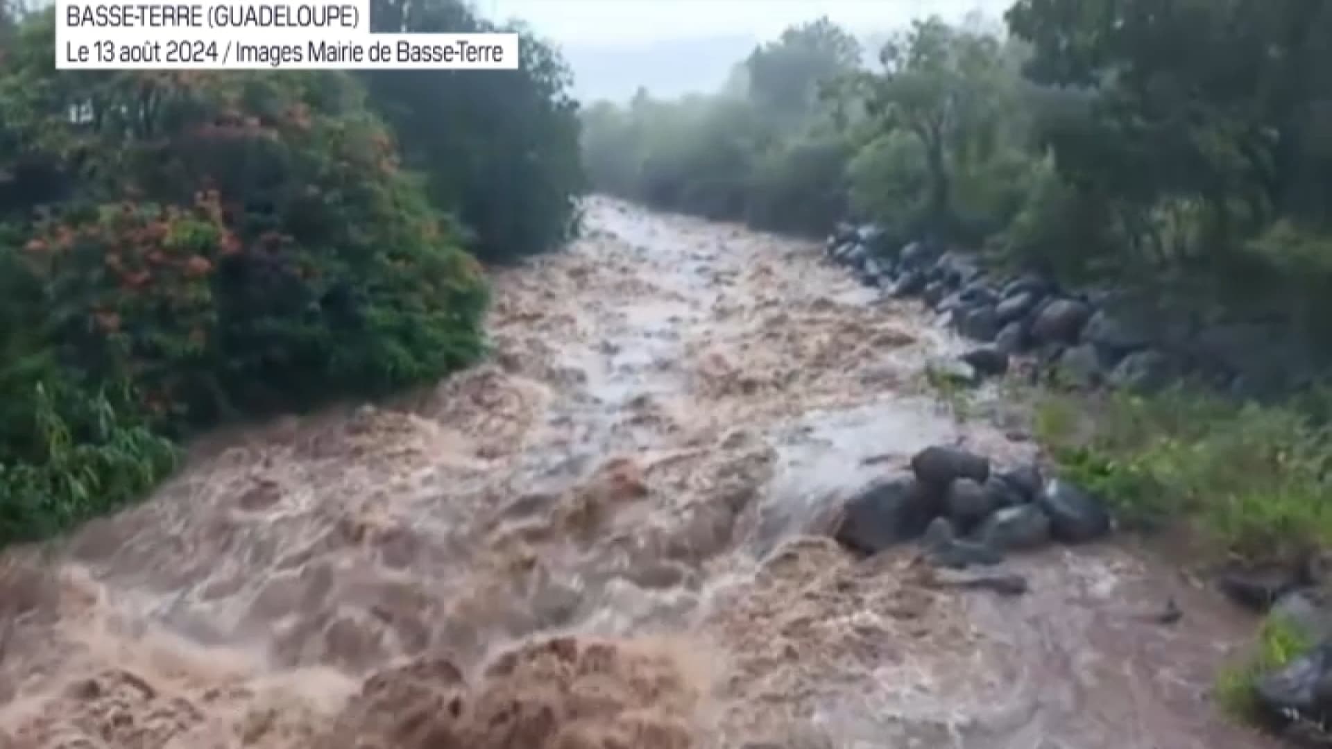 Une rivière de Basse-Terre en Guadeloupe, où passe la tempête Ernesto ce mardi 13 août. Une rivière de Basse-Terre en Guadeloupe, où passe la tempête Ernesto ce mardi 13 août.