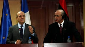 Le ministre français des Affaires étrangères, Alain Juppé, aux côtés de son homologue libyen Abdel Rahim al Kib, mercredi lors d'une visite à Tripoli. Le chef de la diplomatie française a annoncé à cette occasion que Paris débloquerait dans les prochains