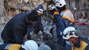 Des opérations de sauvetage à Sarmada, en Syre, le 6 février 2023 