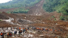 Des équipes de secours s'affairent à rechercher des victimes après un glissement de terrain dans le village de Jemblung, sur l'île de Java, en Indonésie, le 13 décembre 2014.