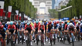 Les coureurs du Tour de France à Paris le 23 juillet 2023