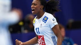 La capitaine de l'équipe de France de hand Siraba Dembélé, lors d'un  match de l'EURO contre les Pays-Bas à Paris, le 14 décembre 2018 