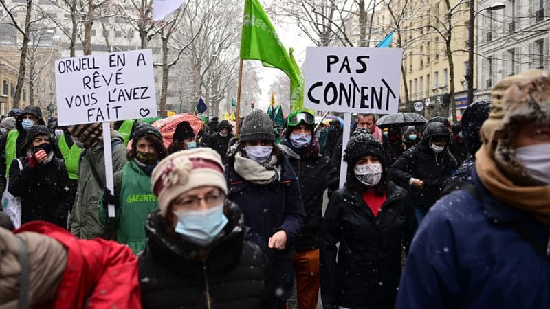 Des manifestants contre la proposition de loi sécurité globale le 16 janvier 2021