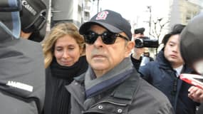 Carlos Ghosn et son épouse Carole entourés par les médias japonais à Tokyo.