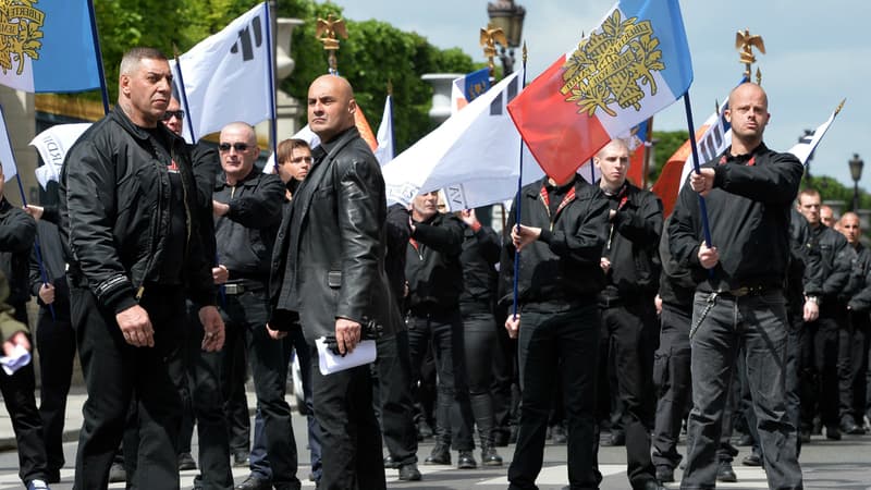 Des membres de Troisième voie et leur leader, Serge Ayoub, lors d'une manifestation, le 12 mai 2013 à Paris.