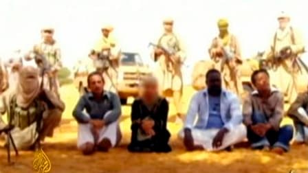Capture d'écran des images des otages français enlevés au Niger à la mi-septembre, diffusées jeudi par Al Djazira. Ces images constituent un "signe encourageant" selon les autorités françaises, qui ne disposaient d'aucune preuve de vie. Des enregistrement