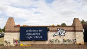 Le panneau d'entrée du lycée Apalachee High School orné de fleurs par les visiteurs le 5 septembre 2024 à Winder, Géorgie.