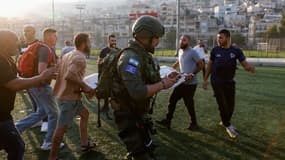 Les secours transportent des blessés après des tirs de roquette à Majdal Shams, sur le plateau du Golan, le 27 juillet 2024