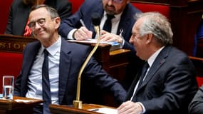 Le Premier ministre François Bayrou (D) et le ministre de l'Intérieur Bruno Retailleau lors d'une séance de questions au gouvernement, le 29 avril 2025 à l'Assemblée nationale à Paris