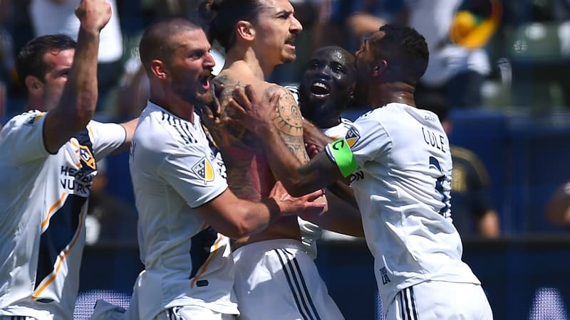 Zlatan Ibrahimovic célébré par ses coéquipiers