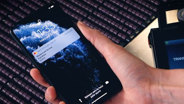 Un client de Carrefour payant avec Apple Pay Un client de Carrefour payant avec Apple Pay