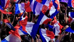 Partisans de Nicolas Sarkozy au palais de la Mutualité, à Paris. Responsables et militants de l'UMP veulent croire que la victoire de Nicolas Sarkozy reste possible malgré la deuxième place de leur champion, devancé dimanche au premier tour par François H