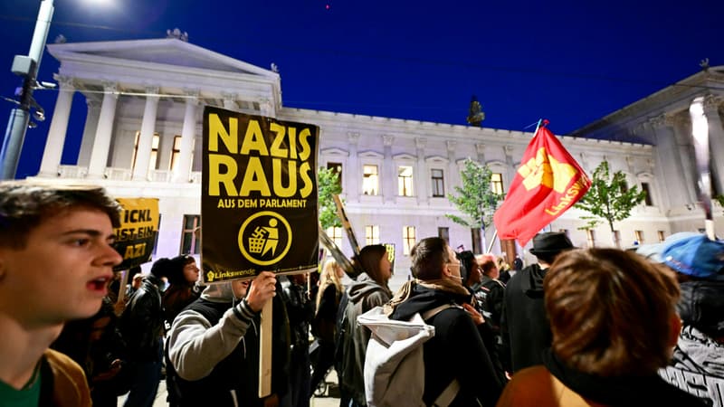 Des manifestants brandissent une pancarte sur laquelle est écrit "Les nazis hors du parlement" lors d'une manifestation après l'annonce des résultats des sondages de sortie des urnes à Vienne, le 29 septembre 2024, lors des élections générales autrichiennes.