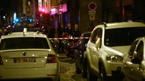 Des pompiers interviennent le 18 juillet 2022 à Paris après une fusillade sur une terrasse de café ayant fait un mort et quatre blessés légers