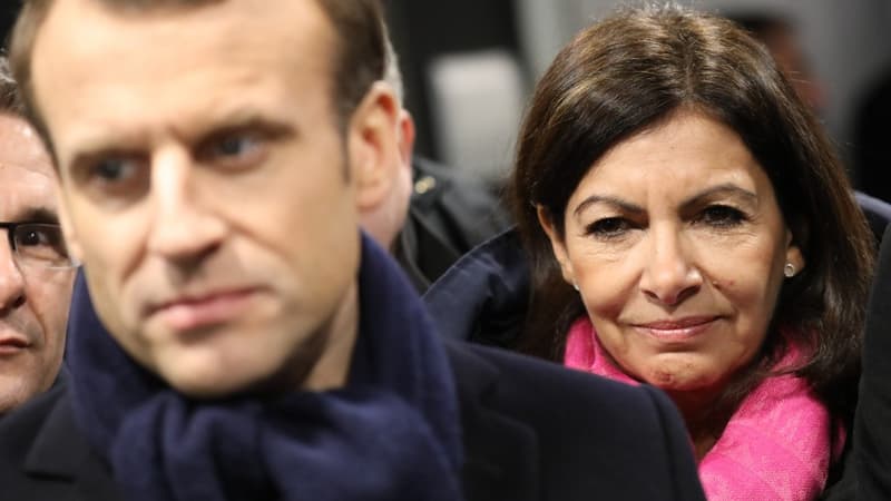 Anne Hidalgo derrière Emmanuel Macron, lors d'une visite consacrée aux JO 2024, le 27 février 2018