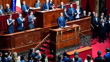 Emmanuel Macron applaudi à l'issue de son discours face au Congrès, à Versailles, le 3 juillet 2017. - Martin Bureau - AFP