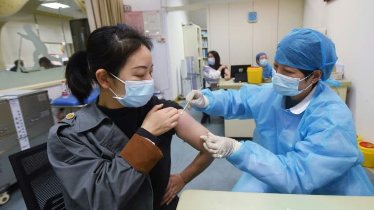 Vaccination avec le vaccin chinois contre le Covid-19 de CNBG, filiale de Sinopharm, à Hangzhou, en Chine, le 28 mars 2021