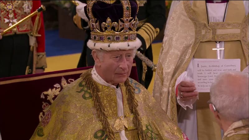 Le roi Charles III couronné en l'abbaye de Westminster (Londres, Royaume-Uni), à l'occasion de la cérémonie de couronnement, le 6 mai 2023.