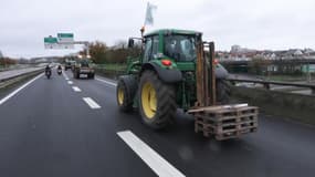 Des agriculteurs quittant la N118 après leur action de protestation du mardi 18 novembre 2024.