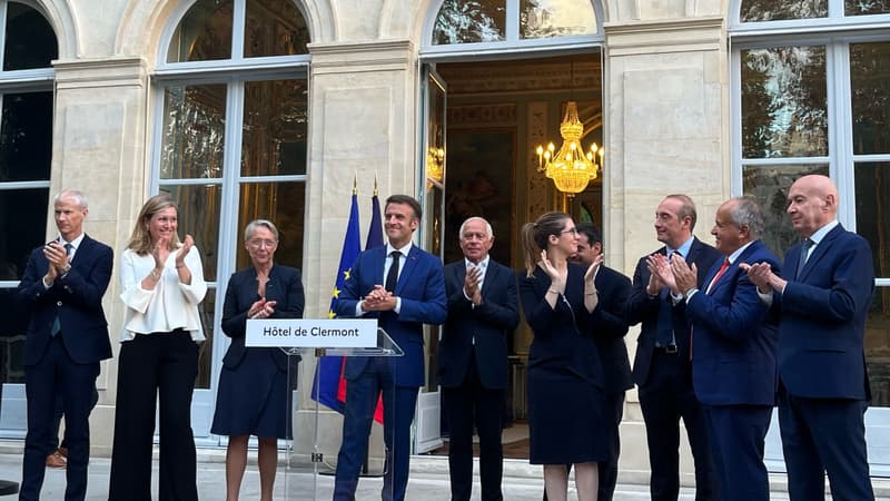 Emmanuel Macron à l'Hôtel de Clermont à Paris entouré d'Élisabeth Borne et de cadres de la majorité, le 19 juillet 2023.