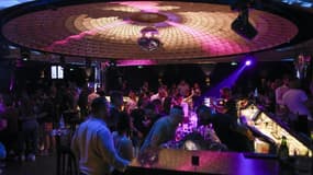 Des perronnes non masquées lors d'une soirée dans une discothèque à Sofia, le 30 avril 2021 en Bulgarie