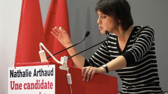 La candidate de Lutte Ouvrière (LO) Nathalie Arthaud a déposé mercredi au Conseil constitutionnel une quarantaine de signatures d'élus, atteignant ainsi les 500 parrainages nécessaires pour se présenter à l'élection présidentielle. /Photo prise le 6 mars