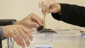 L'écart se resserre entre les quatre principaux candidats à l'élection présidentielle du printemps en France et le centriste François Bayrou poursuit sa progression avec 15% d'intentions de vote au premier tour, selon un sondage OpinionWay-Fiducial pour R
