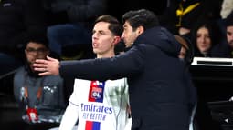 Paulo Fonseca en train de donner des consignes au jeune Rémi Himbert pendant un match de l'OL, le 22 janvier 2026