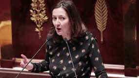 Karine Berger, députée PS des Hautes-Alpes, signe la note des députés socialistes membres de la commission des finances, qui proposent un plan d'économies différent de celui de Manuel Valls.