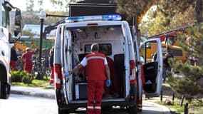 Le personnel d'urgence travaille sur le site où le toit extérieur en béton d'une gare s'est effondré dans la ville de Novi Sad, dans le nord de la Serbie, le 1er novembre 2024.
