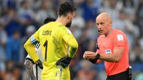 Szymon Marciniak devant Lionel Messi et Hugo Lloris lors de la finale de la Coupe du monde, le 18 décembre 2022.