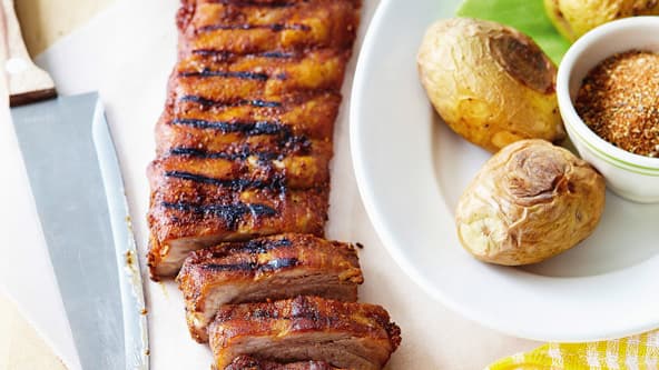 Cliquez ici pour consulter notre recette de travers de porc grillés accompagnée de pommes au four.