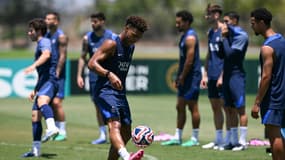 Désiré Doué et les joueurs du PSG à l'entraînement à Los Angeles le 18 juin 2025