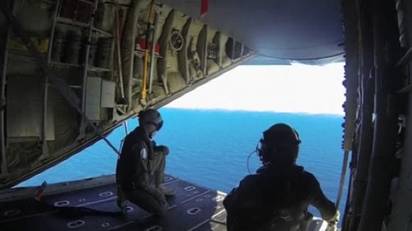 Membres d'une équipe de recherche du vol MH370 dans l'océan Indien.