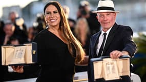 L'actrice espagnole Karla Sofia Gascon (à gauche) pose lors d'un photocall avec un trophée après qu'elle et le reste du casting féminin ont remporté le prix de la meilleure actrice pour leur rôle dans le film "Emilia Perez" et avec le réalisateur français Jacques Audiard après avoir remporté le prix du jury lors de la cérémonie de clôture de la 77e édition du Festival de Cannes à Cannes, dans le sud de la France, le 25 mai 2024.