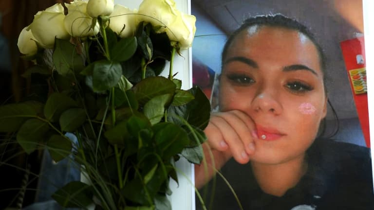 Un portrait de Stéphanie Di Vincenzo tuée dans la rue dans la nuit du 23 au 24 mai 2021, lors d'une marche blanche à Hayange le 26 mai 2021