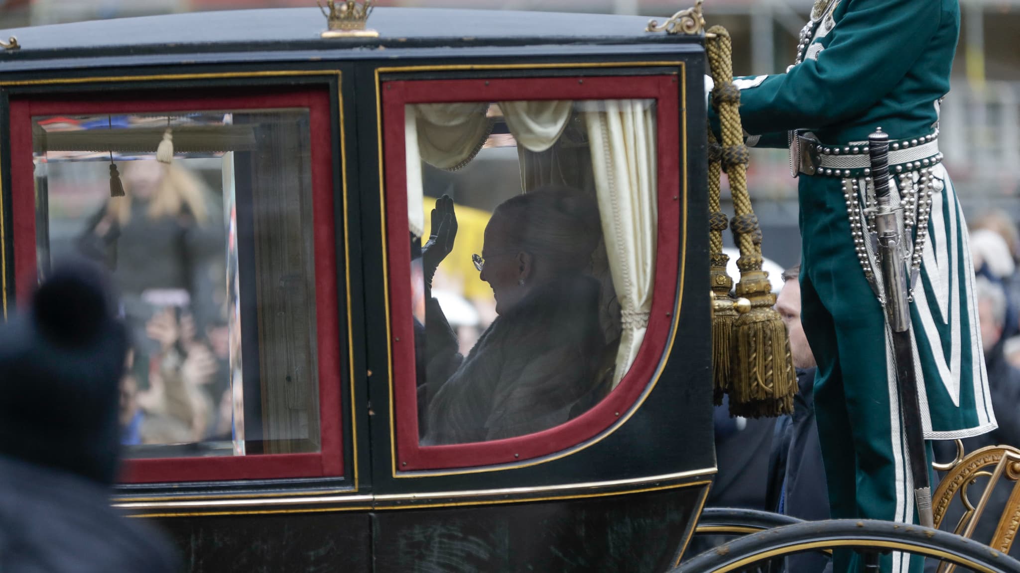 Le carrosse de la reine Margrethe II, en direction du siège du Parlement danois pour signer sa déclaration d'abdication, le 14 janvier 2024.
