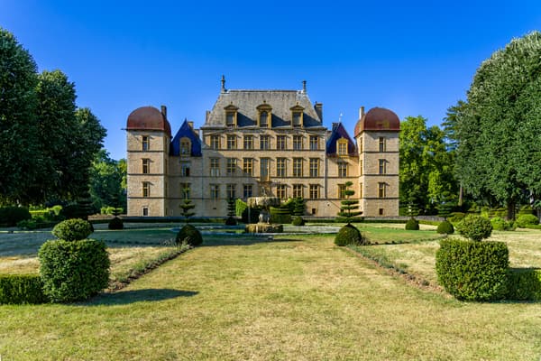 Le château de Fléchères à 20 minutes de Lyon est en vente. Sa superficie ? 1200 m² pour 20 pièces. Il dispose d'un parc majestueux de 40 hectares et l'ensemble est classé au titre des Monuments Historiques. Son prix ? 12 millions d’euros. 