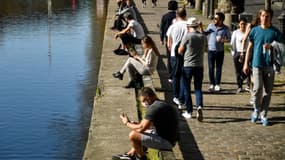 Des Parisiens qui se baladent le long du canal Saint-Martin à Paris ce dimanche. -