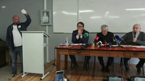 Arnaud Gallais, cofondateur de Mouv'Enfants, une association de victimes de violences sexuelles, interrompt une conférence de presse organisée avec un représentant de la congrégation de Bétharram et le responsable de l'enseignement catholique du diocèse, le 13 mars 2025 à Bayonne