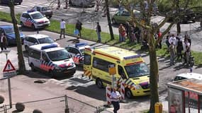 Policiers établissant un périmètre de sécurité autour d'un centre commercial de la ville d'Alphen aan den Rijn, dans l'ouest des Pays-Bas, théâtre d'une fusillade meurtrière samedi. Un homme armé a ouvert le feu dans cet établissement, tuant six personnes
