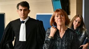 Gisele Pelicot sort d'une salle d'audience du palais de justice d'Avignon avec son avocat Stéphane Babonneau lors du procès de viols de Mazan le 23 octobre 2024 