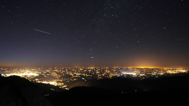 Seules quelques zones en France, principalement au coeur des chaines de montagne, restent préservées de la pollution lumineuse la nuit.