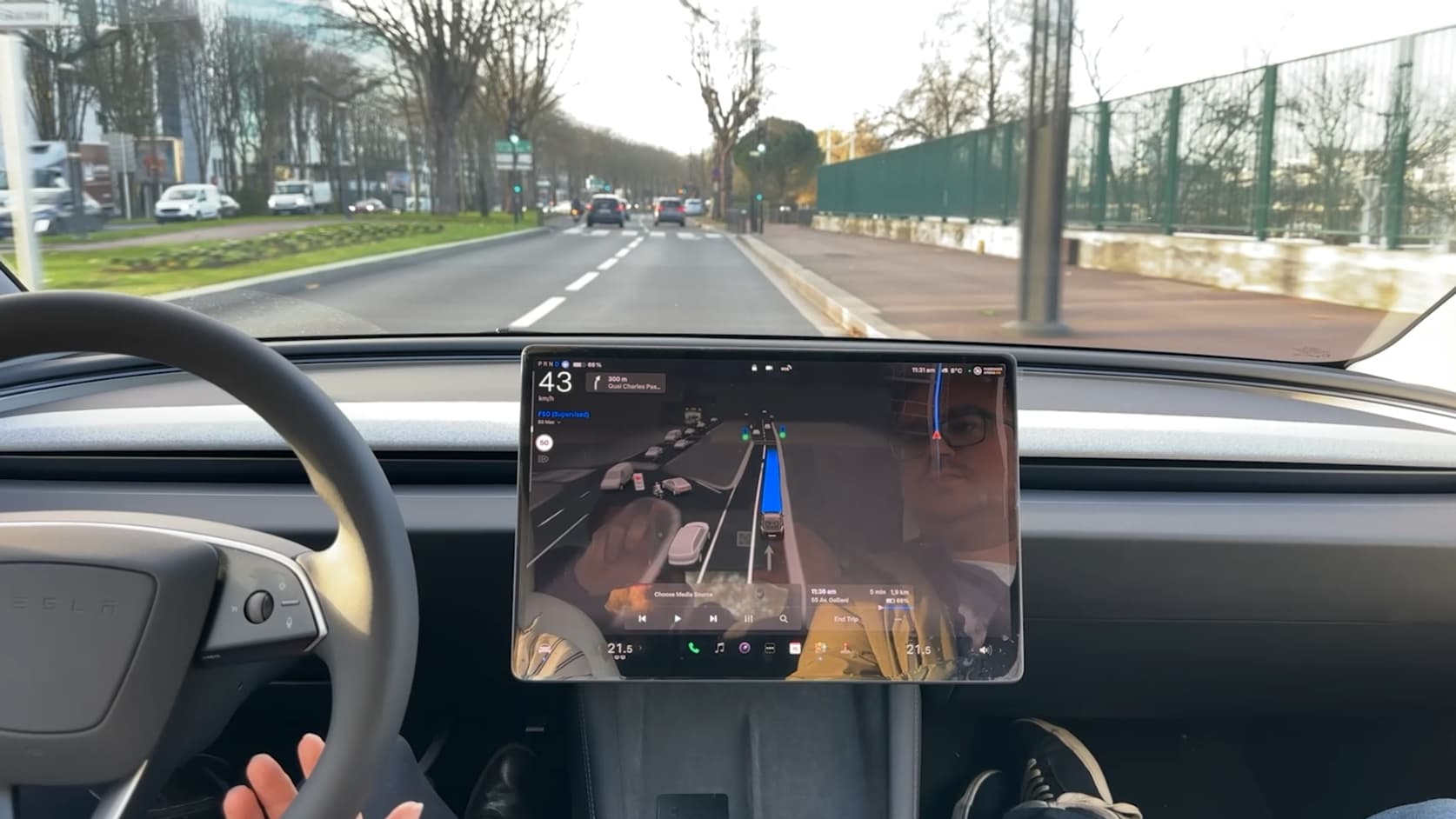 La "conduite automatique (supervisée)" que fait tester Tesla en décembre 2025 dans de nombreuses villes en Europe, dont Paris.